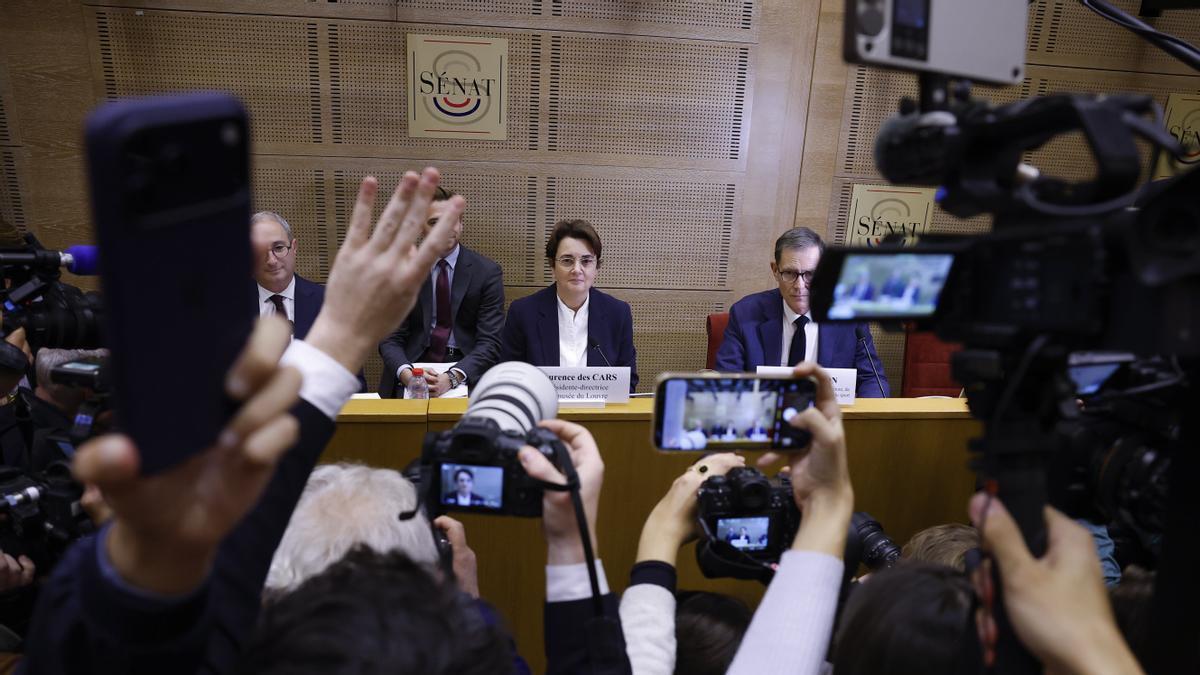 Laurence des Cars, presidenta del Louvre, comparece ante una comisión del Senado francés.