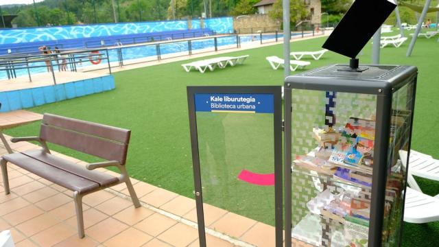 Las bibliotecas urbanas de las piscinas han sido ubicadas en zonas con bancos