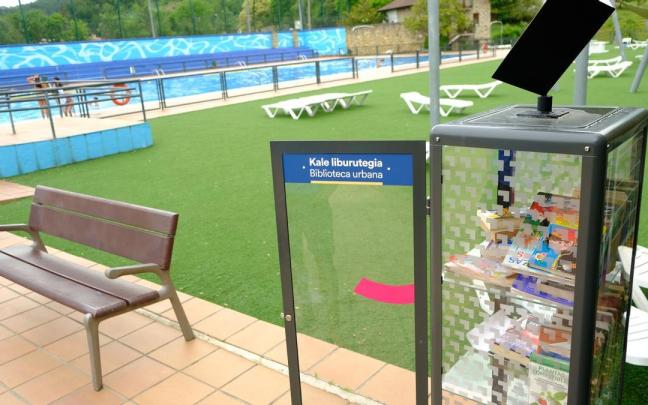 Las bibliotecas urbanas de las piscinas han sido ubicadas en zonas con bancos
