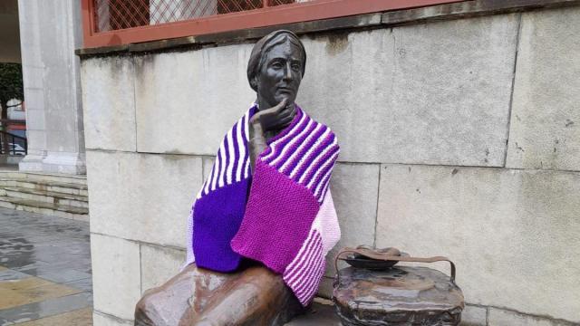 La baserritarra de la Herriko Plaza de Laudio ataviada con un chal de lana morada con motivo del 25N