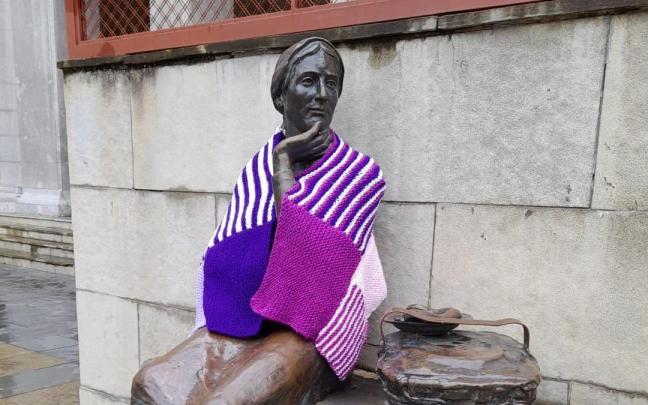 La baserritarra de la Herriko Plaza de Laudio ataviada con un chal de lana morada con motivo del 25N