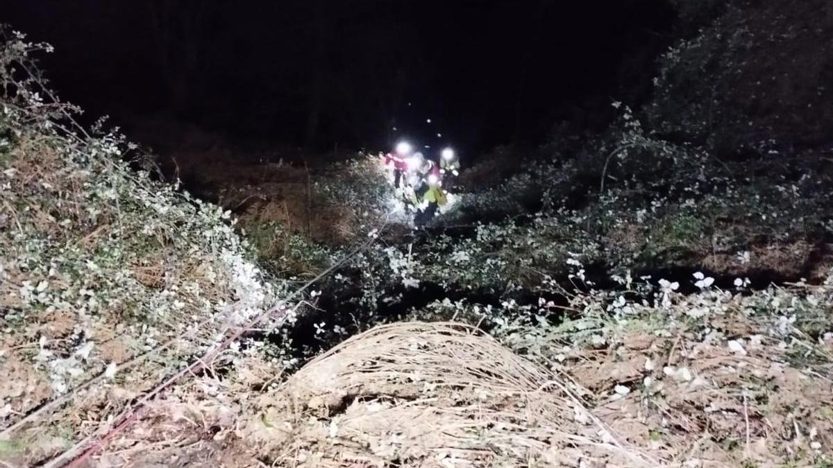 Rescate de las cuatro personas que cayeron ladera abajo en Lesaka. CEDIDA