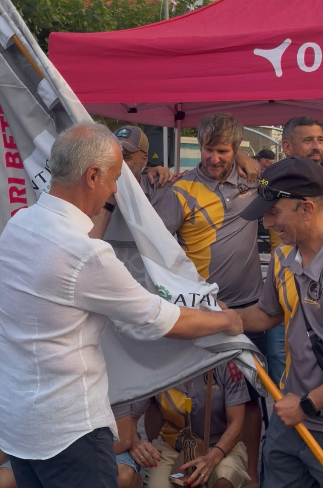 El lehendakari Iñigo Urkullu entrega la bandera a los ganadores de esta liga de remo.