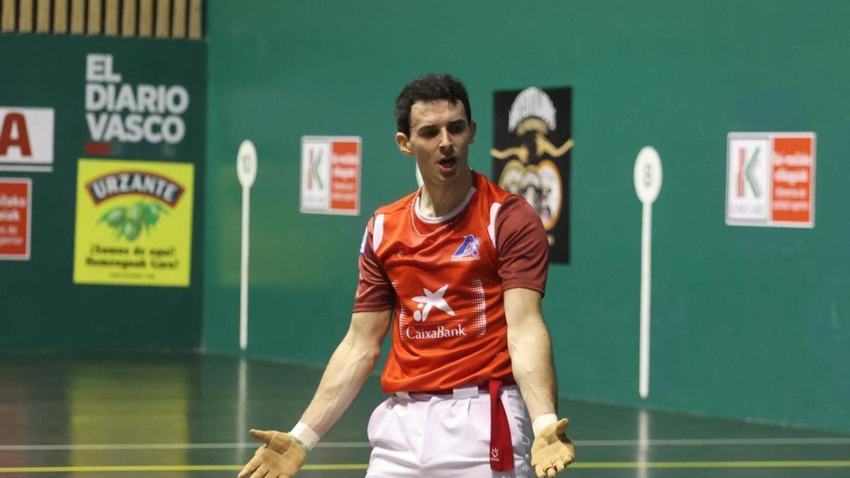 Jokin Altuna en un partido de Manomanista. IKER AZURMENDI
