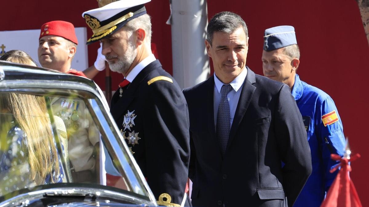 Instantánea del desfile realizado el pasado año, cuando Sánchez llegó tarde a la cita.