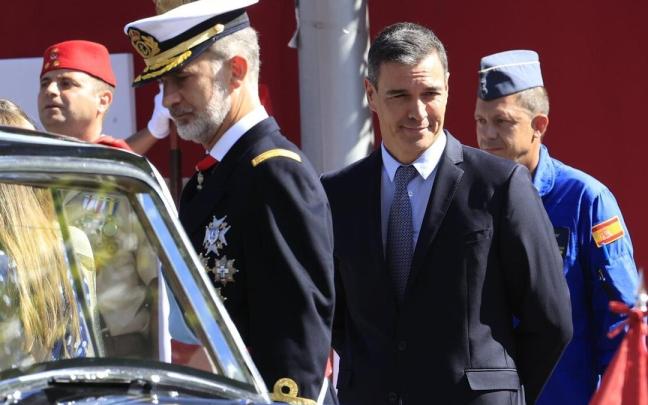 Instantánea del desfile realizado el pasado año, cuando Sánchez llegó tarde a la cita.