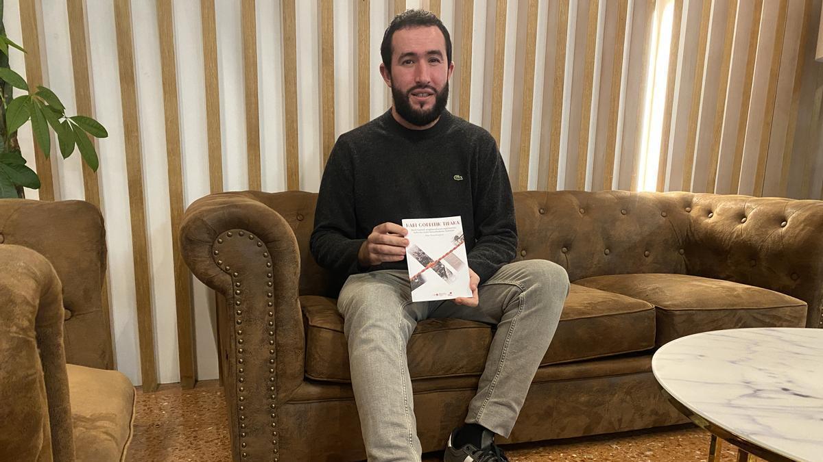 Aitor Tena posa con su libro 'Hari Gorritik Tiraka'.
