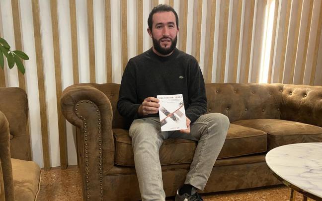 Aitor Tena posa con su libro 'Hari Gorritik Tiraka'.