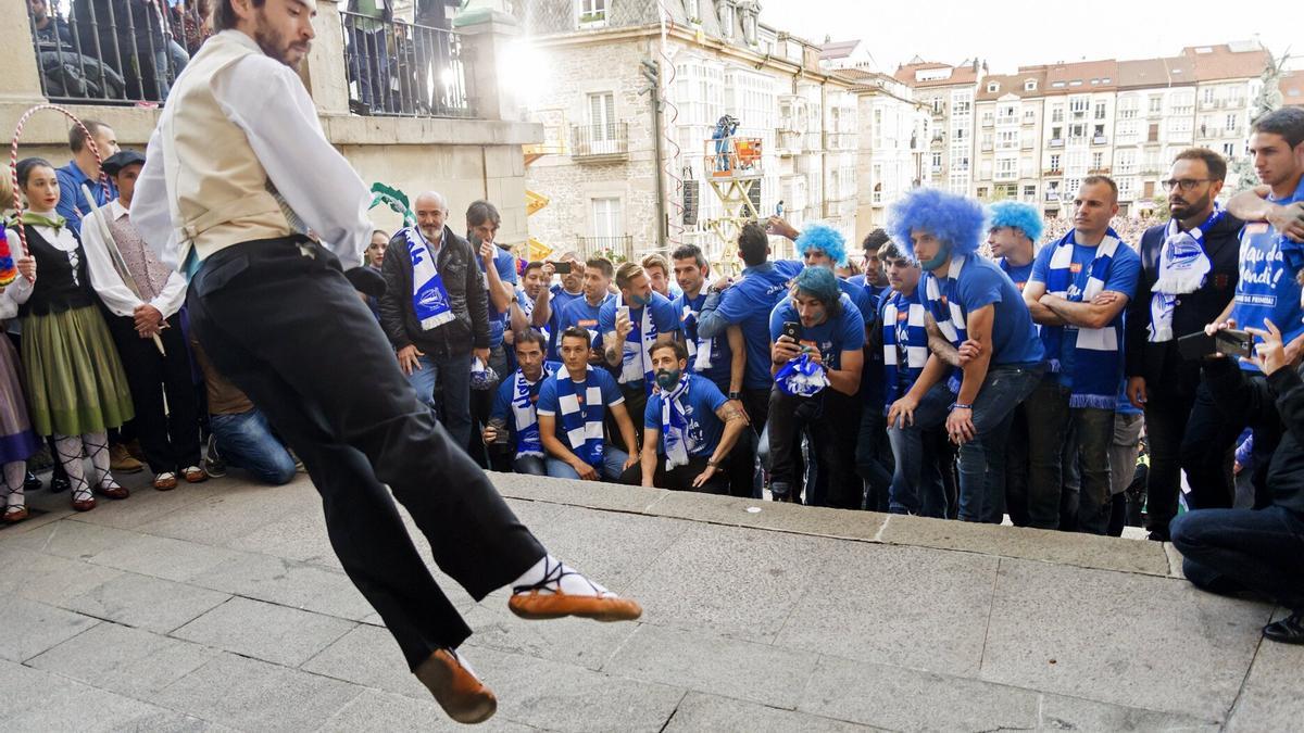 Las claves de un buen aurresku, el gesto de respeto en todo tipo de ...