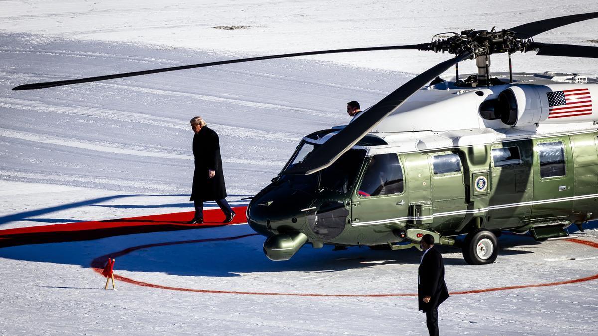 Trump, a su llegada en helicóptero al Foro de Davos, en Suiza.