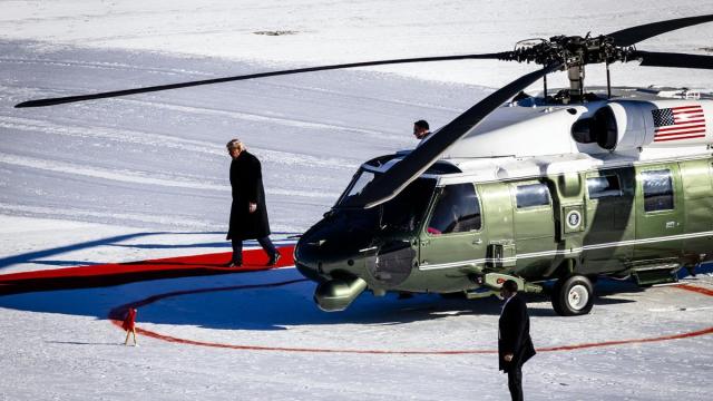 Trump, a su llegada en helicóptero al Foro de Davos, en Suiza.