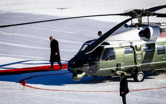 Trump, a su llegada en helicóptero al Foro de Davos, en Suiza.