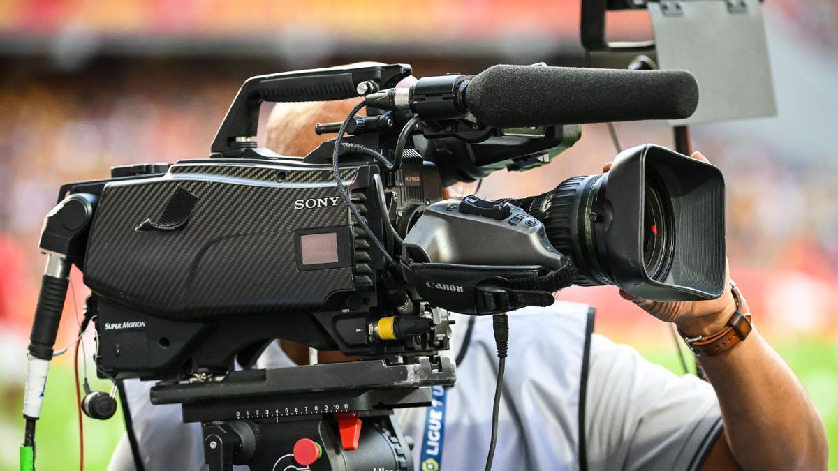 Un cámara de televisión durante un partido de fútbol.