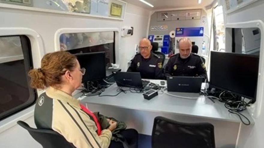 Interior de la oficina móvil de la Policía Nacional