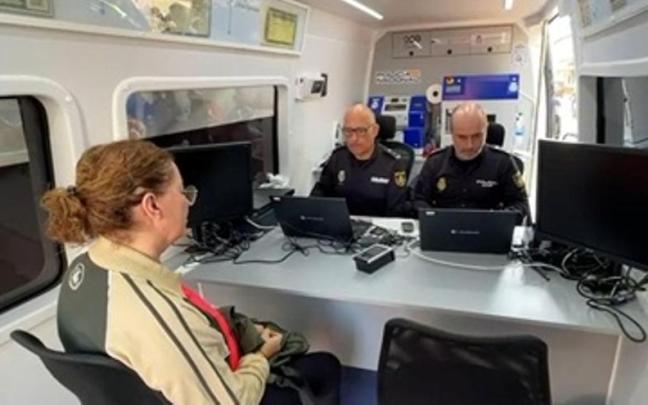 Interior de la oficina móvil de la Policía Nacional