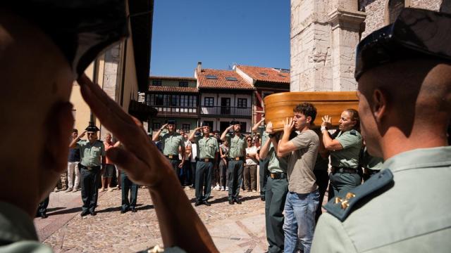 Un grupo compuesto por civiles y guardias civiles transporta el féretro de Laura, guardia civil asesinada por violencia de género en Llanes.