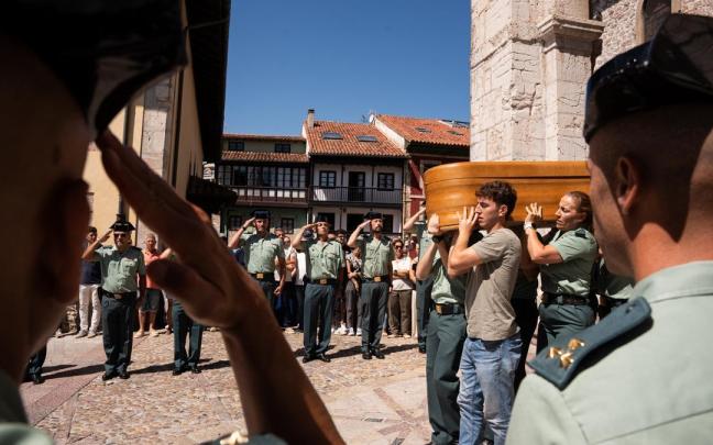 Un grupo compuesto por civiles y guardias civiles transporta el féretro de Laura, guardia civil asesinada por violencia de género en Llanes.