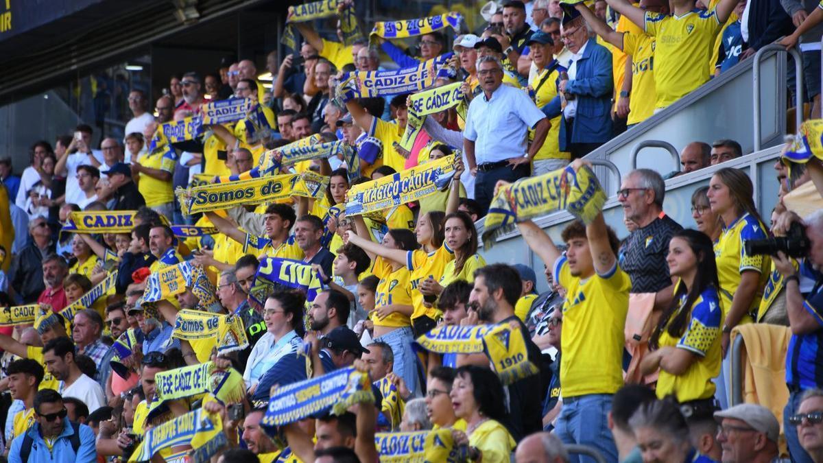 Aficionados del Cádiz, en las gradas del Nuevo Mirandilla.