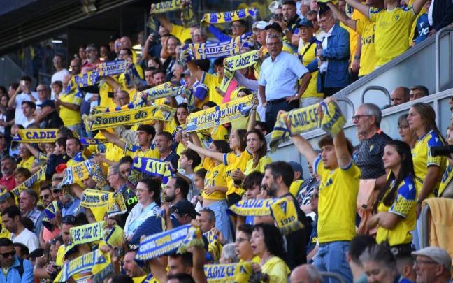 Aficionados del Cádiz, en las gradas del Nuevo Mirandilla.