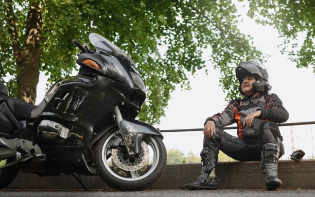 Un motorista espera la llegada de la asistencia tras sufrir un percance.
