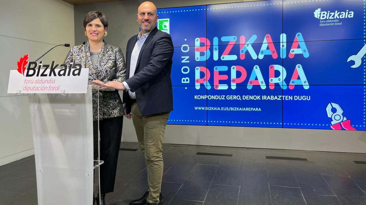 Arantza Atutxa y Álex Peláez durante la presentación de los bonos Bizkaia Repara