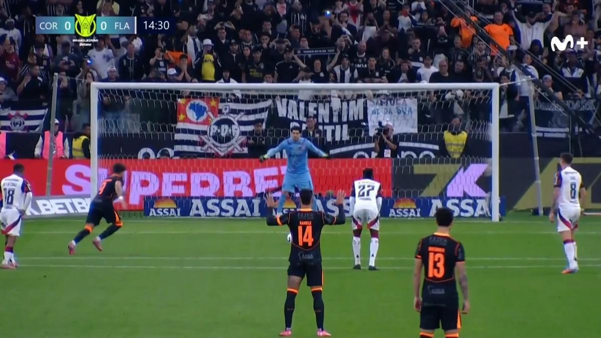 Yuri Alberto, a punto de ejecutar el penalti.