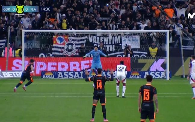 Yuri Alberto, a punto de ejecutar el penalti.