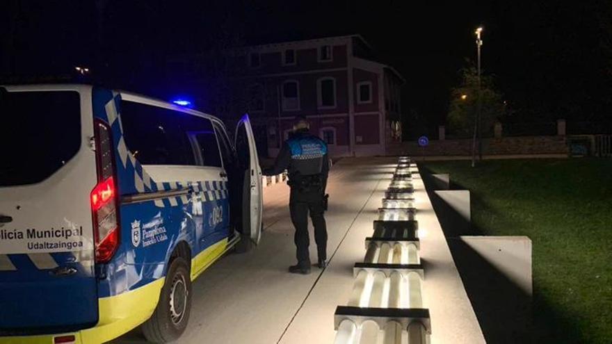 Agentes de la Policía Municipal de Pamplona, de noche en el Parque de Aranzadi