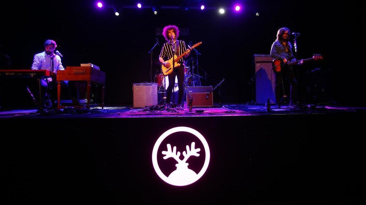 Un momento de la actuación del grupo Con X The Banjo, en el marco del V Festival Santas Pascuas.