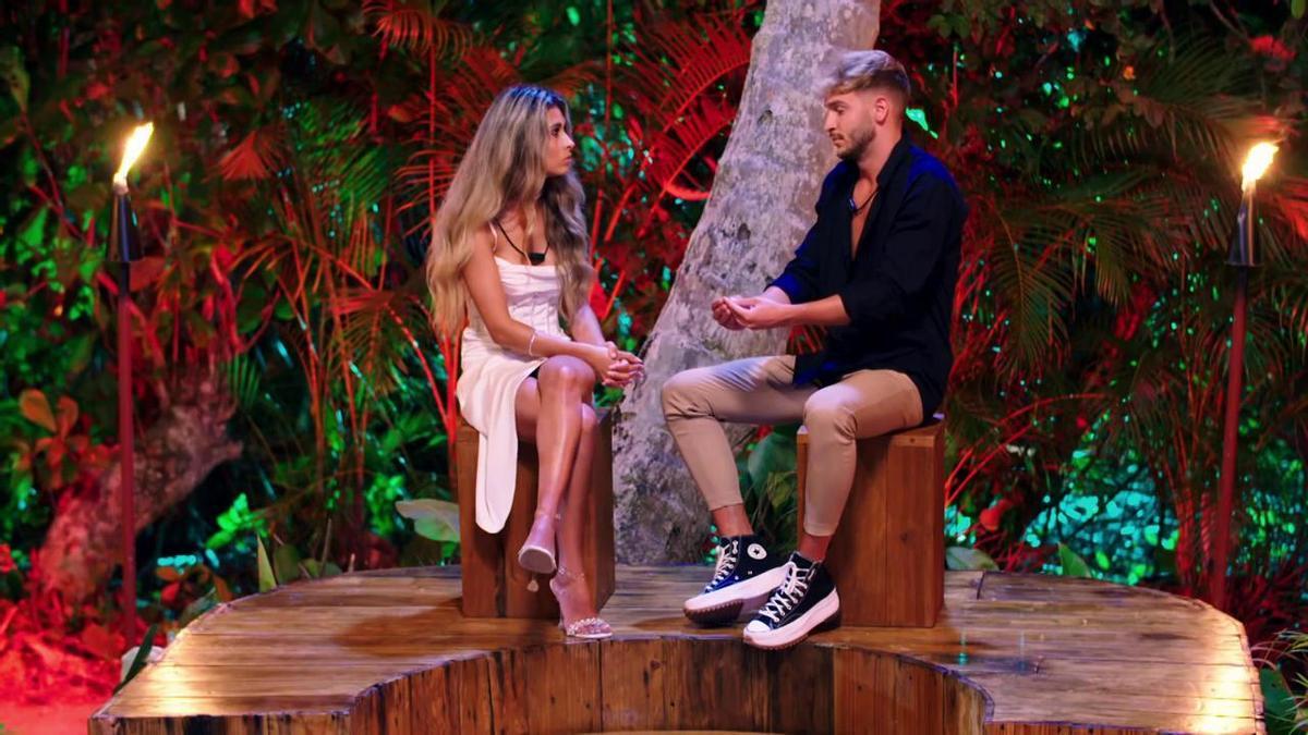 Elena y David durante su hoguera de la confrontación en 'La isla de las tentaciones'.