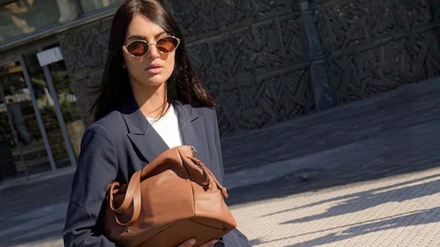 La modelo y el bolso de Naiara Elgarresta que ilustran el reportaje de la revista 'Hola'