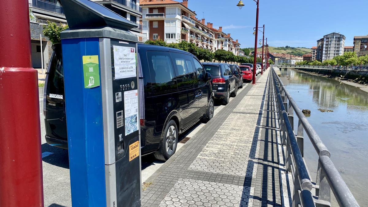 Hilera de coches aparcados en zona OTA de Zumaia.