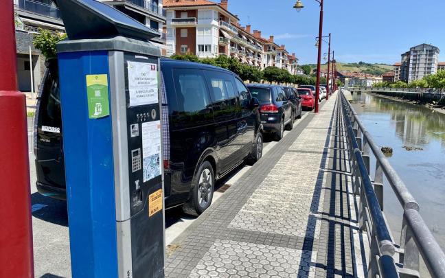 Hilera de coches aparcados en zona OTA de Zumaia.