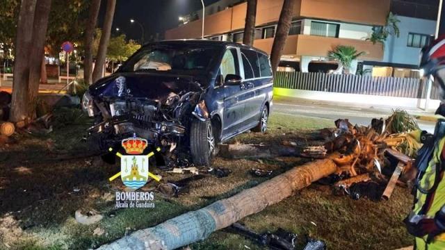 Así quedó la furgoneta de Cayetano Rivera tras el accidente.