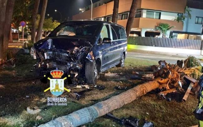 Así quedó la furgoneta de Cayetano Rivera tras el accidente.
