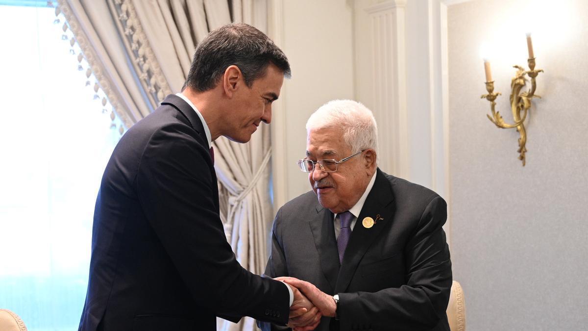 Pedro Sánchez y Mahmud Abbas se saludan en el transcurso de la Conferencia de Paz de El Cairo.