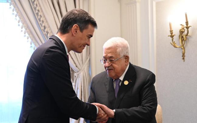 Pedro Sánchez y Mahmud Abbas se saludan en el transcurso de la Conferencia de Paz de El Cairo. / EP Pedro Sánchez y Mahmud Abbas se saludan en el transcurso de la Conferencia de Paz de El Cairo.