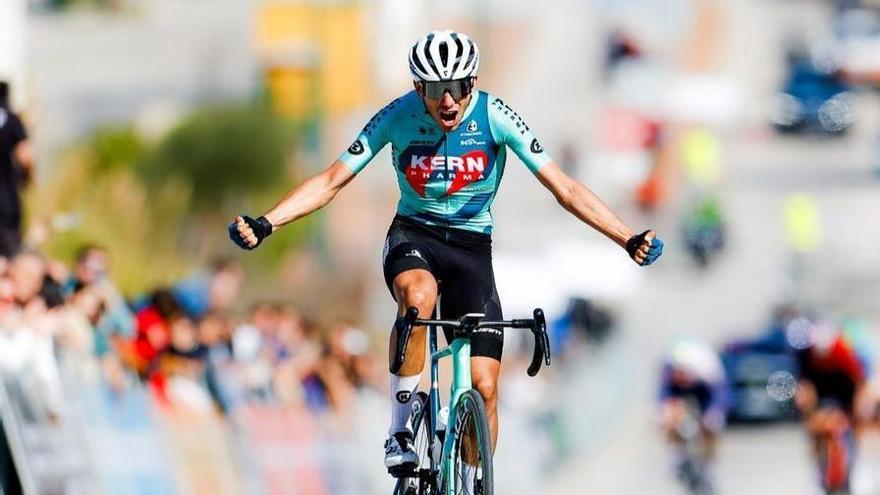 Diego Uriarte festeja la victoria lograda en Alhaurín de la Torre en la Vuelta a Andalucía.