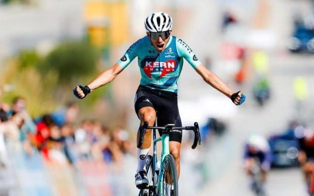 Diego Uriarte festeja la victoria lograda en Alhaurín de la Torre en la Vuelta a Andalucía.