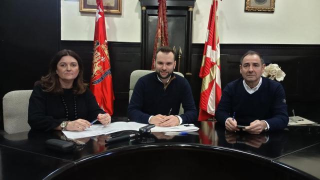 El alcalde la ciudad, en el centro, en la firma del convenio con los directores de los centros educativos de Orduña y Laudio