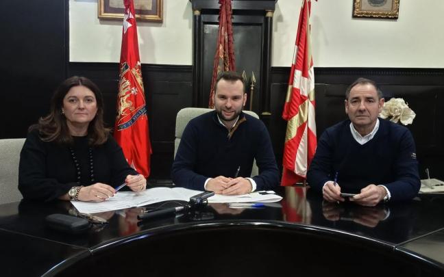 El alcalde la ciudad, en el centro, en la firma del convenio con los directores de los centros educativos de Orduña y Laudio