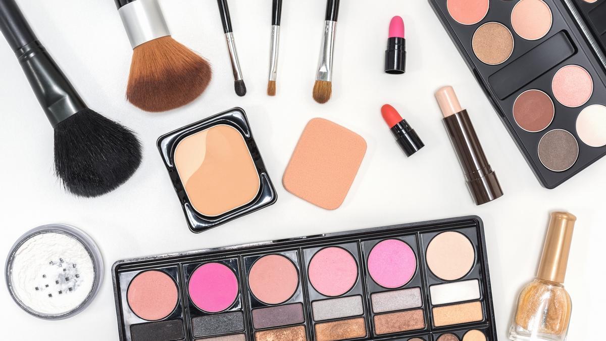 Distintos cosméticos y útiles de maquillaje.