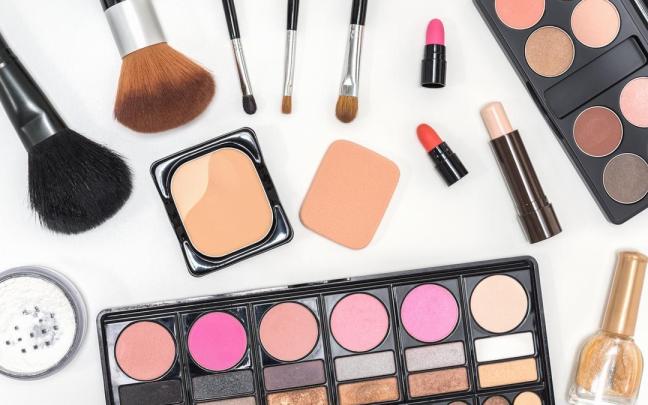 Distintos cosméticos y útiles de maquillaje.