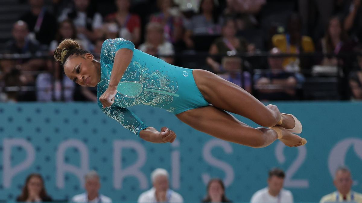 La gimnasta brasileña Rebeca Andrade ejecuta su ejercicio en la final de suelo femenino de gimnasia artística.