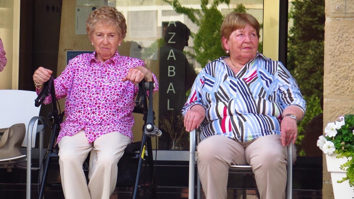 Las dos mujeres homenajeadas en Idiazabal