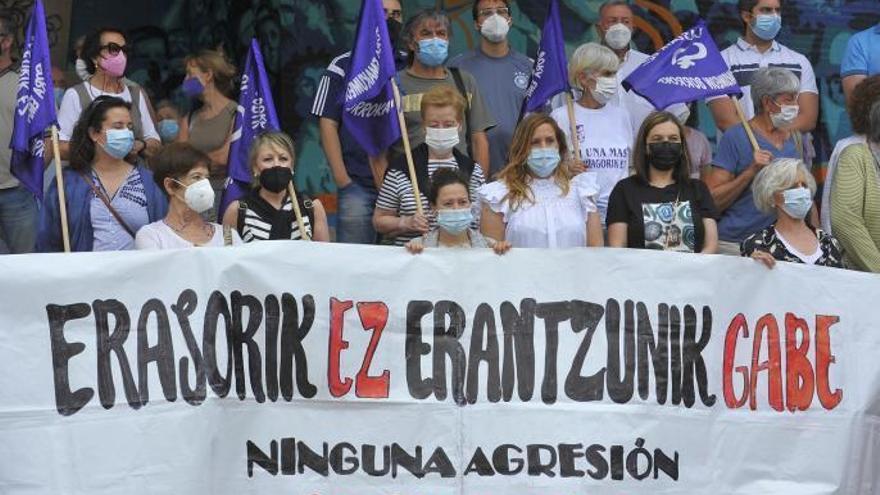 Varias personas, en una manifestación contra la violencia machista en Euskadi.