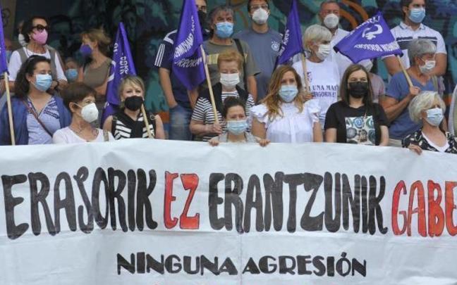 Varias personas, en una manifestación contra la violencia machista en Euskadi.