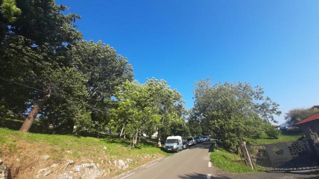 La parcela, a la izquierda, que es de uso público en la zona alta del barrio de Udala.