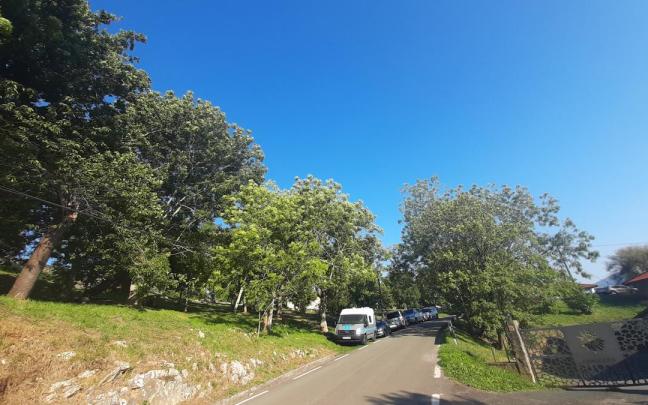 La parcela, a la izquierda, que es de uso público en la zona alta del barrio de Udala.