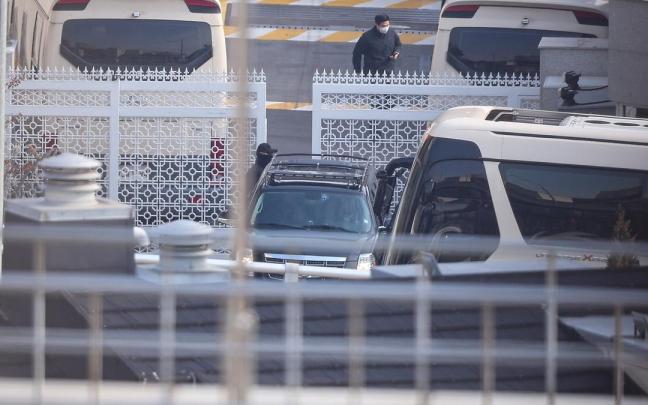 Un vehículo sale de la residencia presidencial de Corea del Sur un día después de la prórroga de la orden de detención. / EP Un vehículo sale de la residencia presidencial de Corea del Sur un día después de la prórroga de la orden de detención.